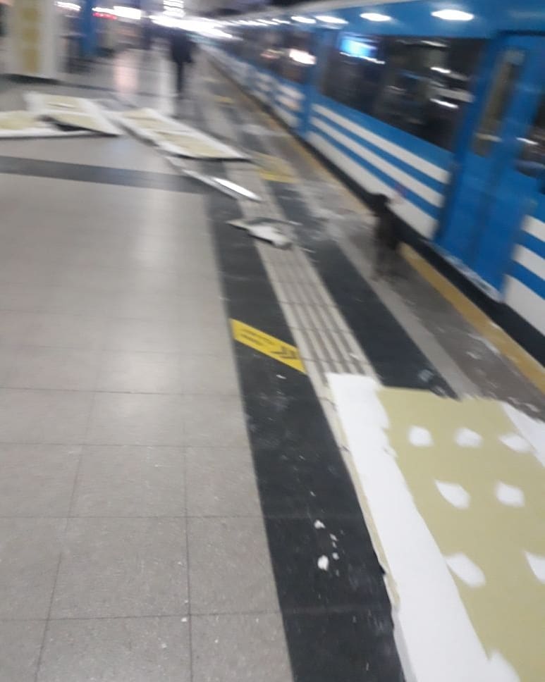 PolloSobrero's tweet photo. Les presento las nuevas obras del presidente del ffcc arg: Marcelo Orfila. Como ya pudimos ver el puente de Luján que quedo chico cada obra que "realiza" ante la primer lluvia se cae abajo, poniendo en riesgo no sólo a los trabajores sino también a los usuarios del tren Sarmiento https://t.co/FizuAArPbL