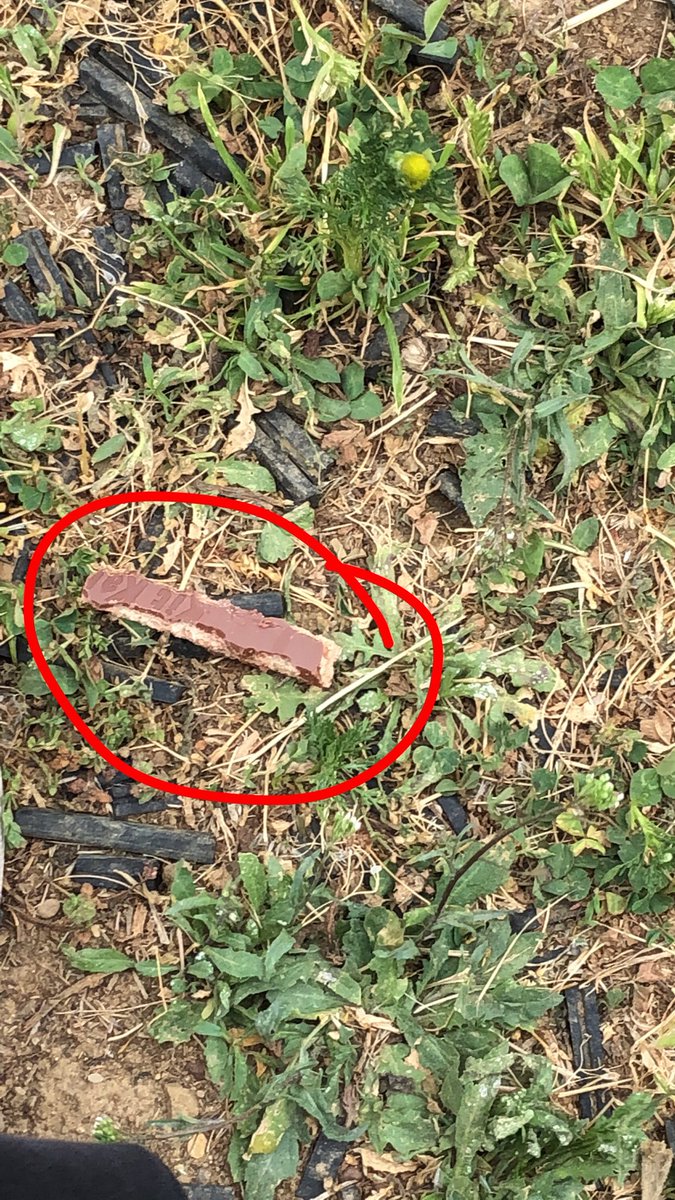 AllTimeShawzy's tweet photo. Dear @kourtneykardash i followed your kit Kat tutorial and it fell on the ground... 😭 #whykourtwhy #imdevasted https://t.co/wSzigLMCEx