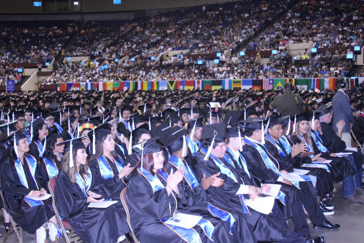 jenniferpate624's tweet photo. Graduating with Associate of Arts degrees before they earn their high school diplomas! #SharksWithDegrees @mcchsfw @KentPScribner @FortWorth_ISD @jaramos_jr https://t.co/DOPB53Narn