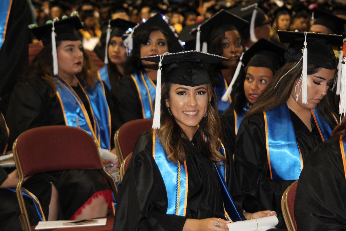 jenniferpate624's tweet photo. Graduating with Associate of Arts degrees before they earn their high school diplomas! #SharksWithDegrees @mcchsfw @KentPScribner @FortWorth_ISD @jaramos_jr https://t.co/DOPB53Narn