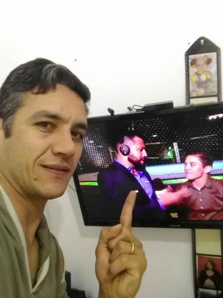 helbertguima's tweet photo. #ufcrionocombate Governador Valadares ligado no 220Volts. https://t.co/msKqZheB8o