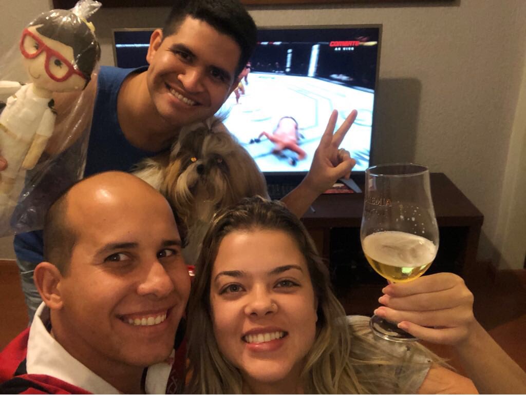 leandrobarjonas's tweet photo. #UFCRionoCombate todos acompanhando o melhor do MMA, Leandro, Petitinga, Izabela, Jolie 🐶 e Janaína que está sendo representada pela boneca. https://t.co/oL5PRDE3EV
