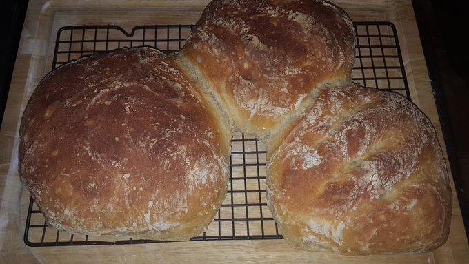 Fresh bread on a cool day, bagna cauda later #CheatDay #baking https://t.co/307tGuj3T3<a href="/tag/cheatday"class="tags">#CheatDay</a><a href="/tag/baking"class="tags"><span>#baking</span></a>