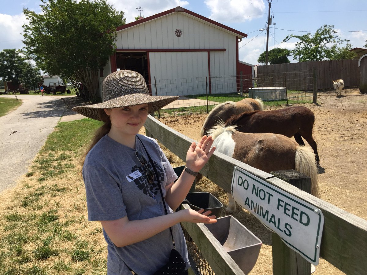 teaganjai's tweet photo. Hey @alexamcglathery I am pretty sure you fed that horse!🐴🍎
So fun being back at #crowesnestfarm where we filmed @ATTHelloLab @AchievementHunt #schooled #rtkids @MillieSRamsey @Gabriel_NoMercy @AashirKhawaja https://t.co/gn2NEYCSHJ