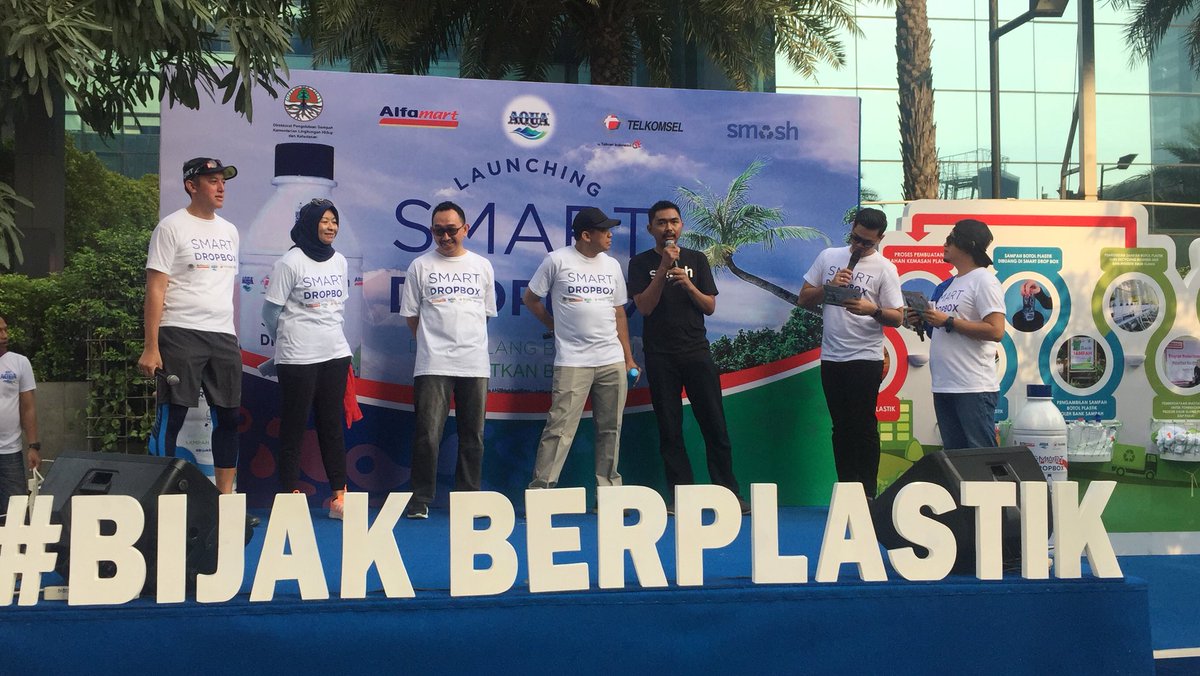 Mysmash_'s tweet photo. [LIVE UPDATE] Smash at CFD Sudirman with Danone, Telkomsel, Alfamart and KLHK #smartdropbox #bijakberplastik #smash #mysmash https://t.co/IuH5oPSVvi