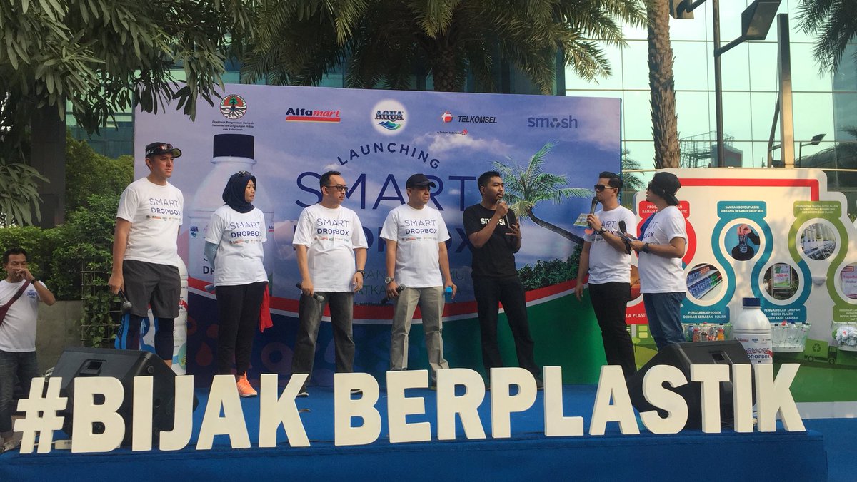 Mysmash_'s tweet photo. [LIVE UPDATE] Smash at CFD Sudirman with Danone, Telkomsel, Alfamart and KLHK #smartdropbox #bijakberplastik #smash #mysmash https://t.co/IuH5oPSVvi
