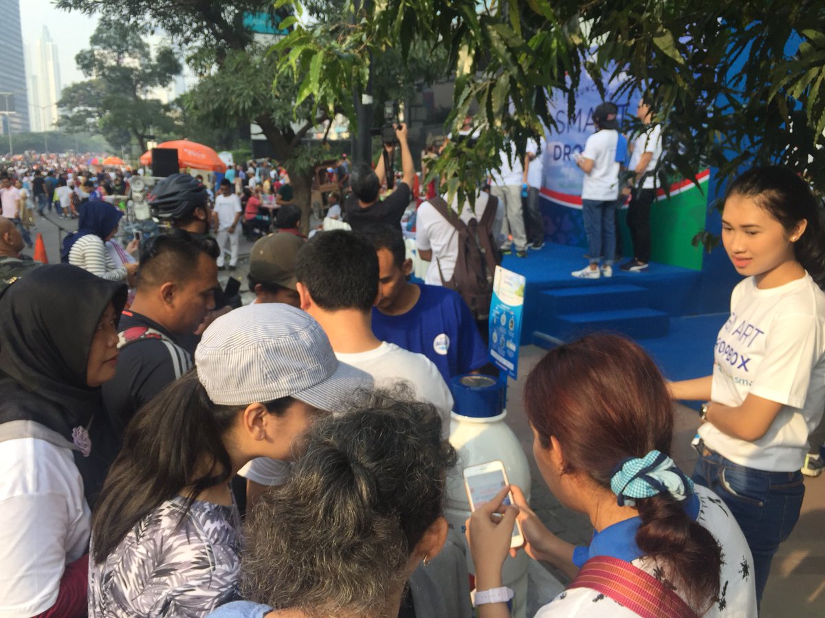 Mysmash_'s tweet photo. [LIVE UPDATE] Smash at CFD Sudirman with Danone, Telkomsel, Alfamart and KLHK #smartdropbox #bijakberplastik #smash #mysmash https://t.co/IuH5oPSVvi