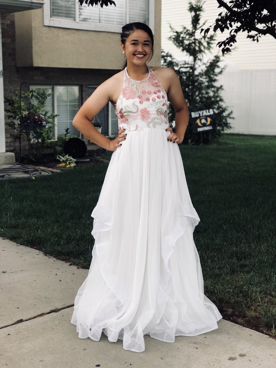 mia_fernandes27's tweet photo. Senior Cotillion !!!! (ignore my softball tan lines tehe) https://t.co/6Vqm6NS1KS
