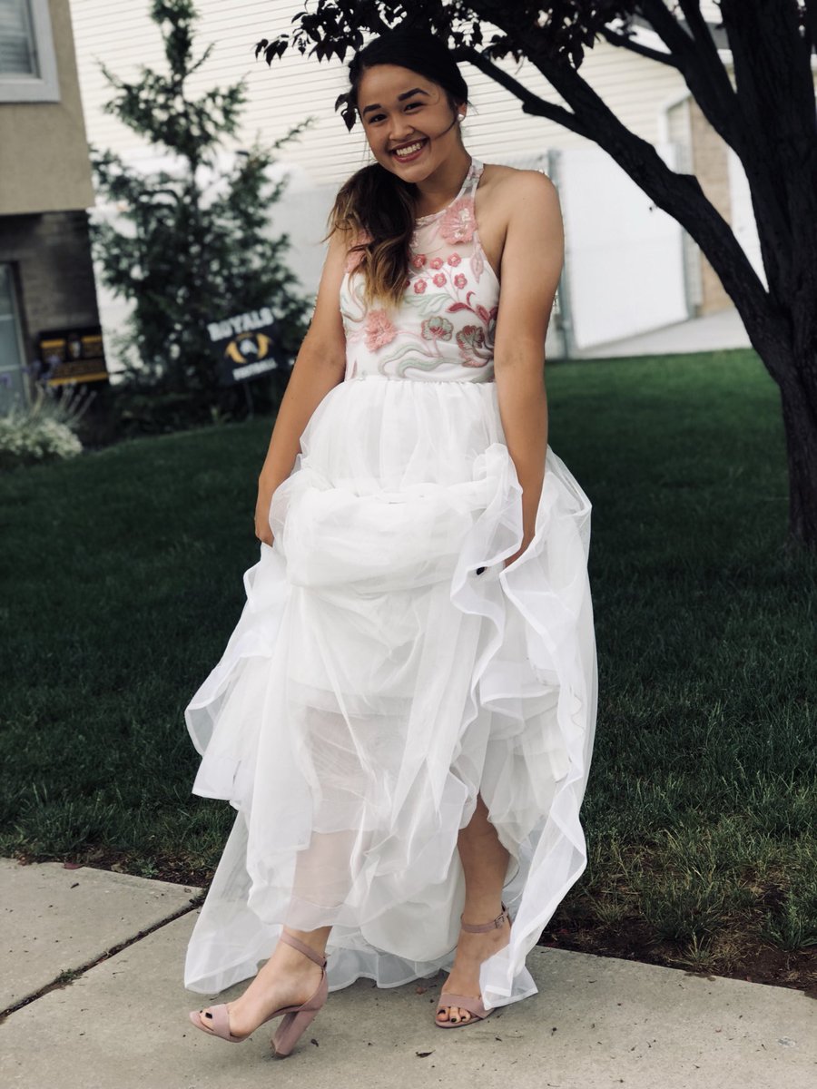 mia_fernandes27's tweet photo. Senior Cotillion !!!! (ignore my softball tan lines tehe) https://t.co/6Vqm6NS1KS