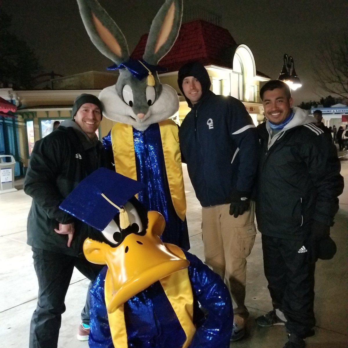 sszy12's tweet photo. Chaperones killing grad note #oe6flags https://t.co/YbQGl28RLO