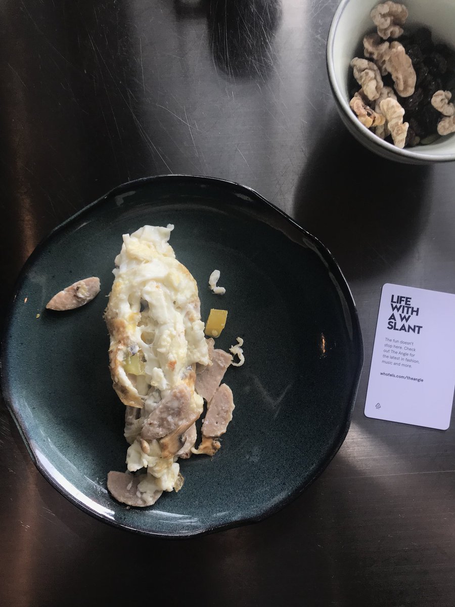 Alchemiust's tweet photo. Egg white omelet at W shanghai...is this a joke or the hotel just thinks scrambled eggs are omelet too? For a flagship hotel in a city with lots of superior food venues, this is unacceptable @spgassist @spg @MarriottRewards @w_shanghai https://t.co/ezkVENEFAG