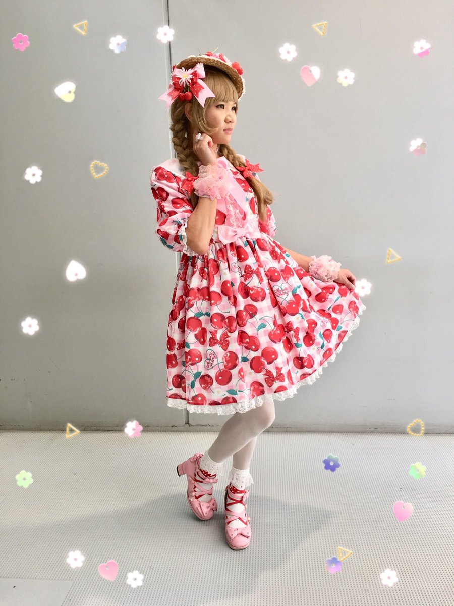 angelicmacarons's tweet photo. 昨日のデザインフェスは楽しかった！
Fresh Cherryのコーディネートと私の手作り帽子(*^ω^*)🍒 #tokyodesignfesta #angelicpretty #freshcherry https://t.co/G7tdp4jzOy