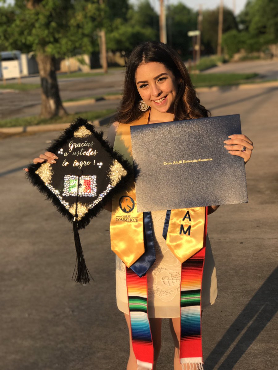 yadyyyy_'s tweet photo. Lo hice!!!π©π½βππ²π½ #LatinasGraduate #LatinasWithDegrees https://t.co/wrO2EYRb5T