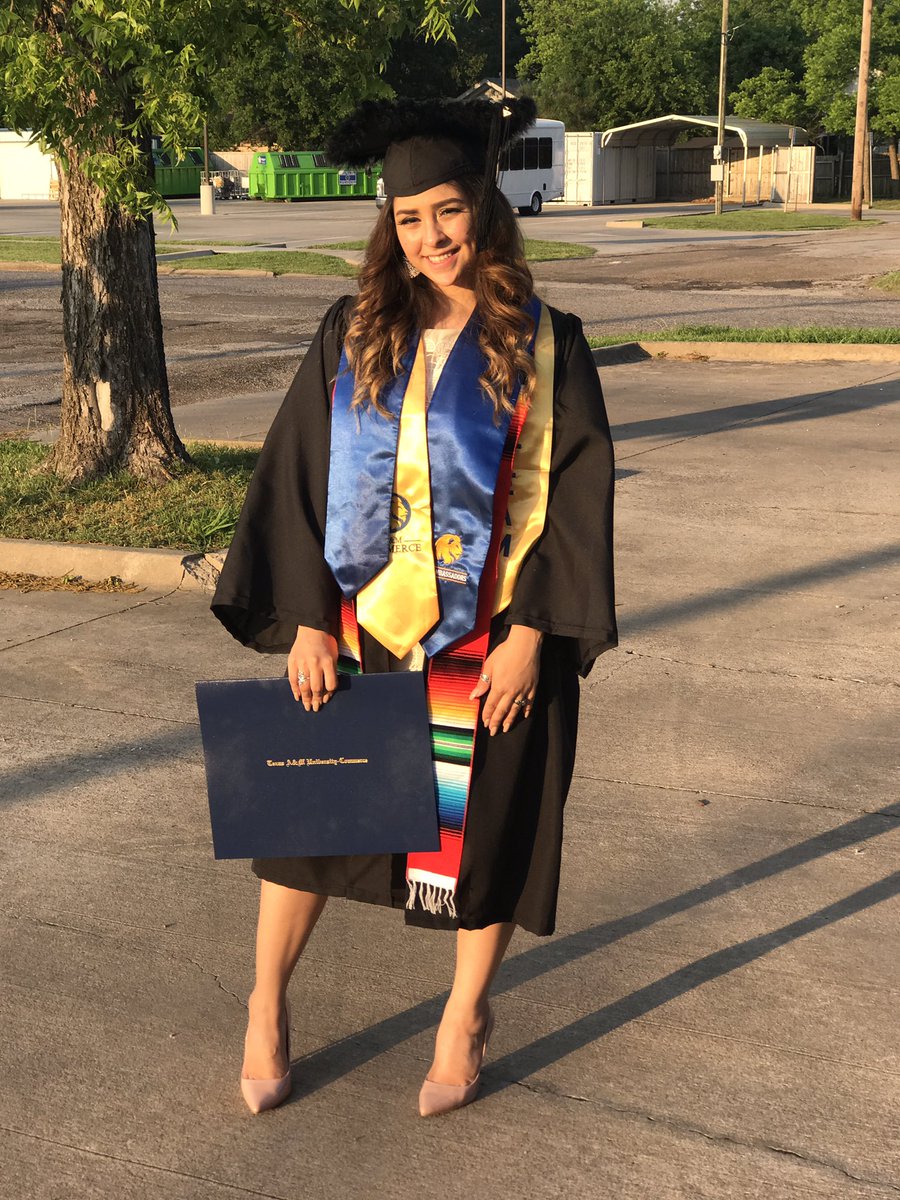 yadyyyy_'s tweet photo. Lo hice!!!π©π½βππ²π½ #LatinasGraduate #LatinasWithDegrees https://t.co/wrO2EYRb5T