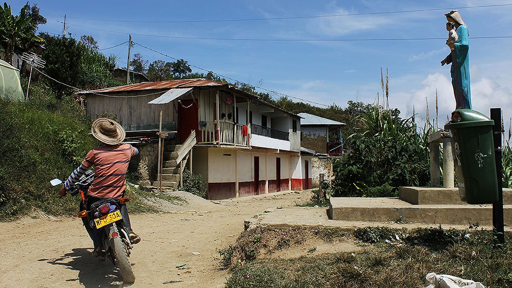 VerdadAbierta's tweet photo. #ProcesoDePaz En Briceño, Antioquia, familias que se vincularon al programa-piloto de sustitución de coca, sólo ven rastrojo porque los proyectos productivos todavía no arrancan. Este es el panorama de la región: https://t.co/ObrB2ujzFA. https://t.co/o71ZC8sqCY