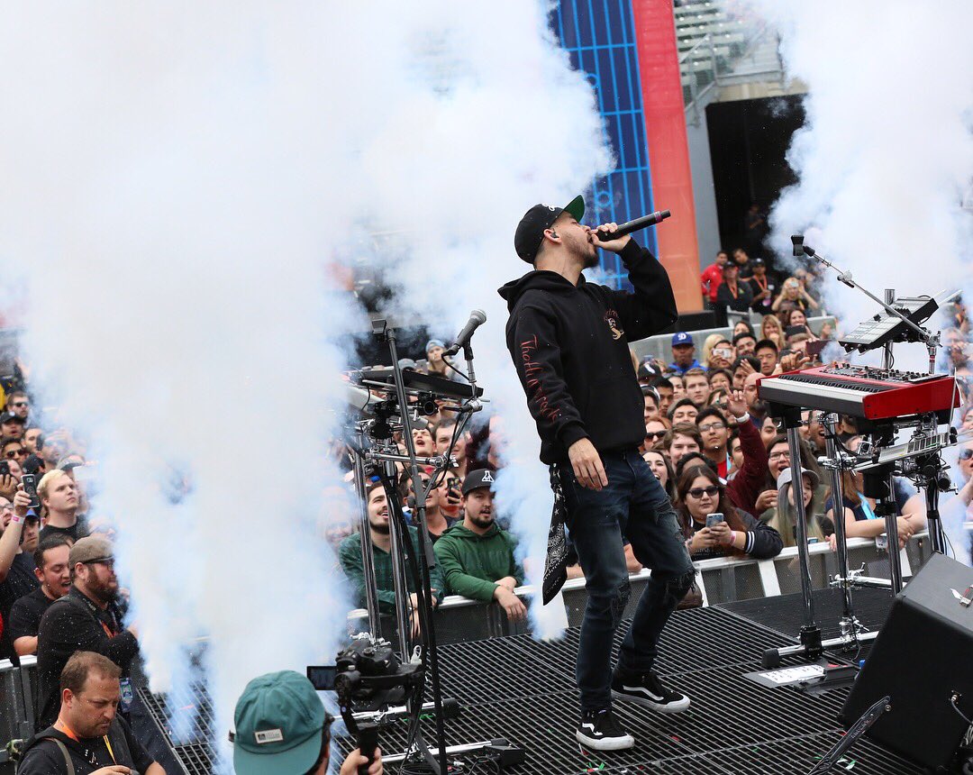 kroq's tweet photo. Nothing but pure emotion @m_shinoda #WeenieRoast https://t.co/eaFqZ3yBdE
