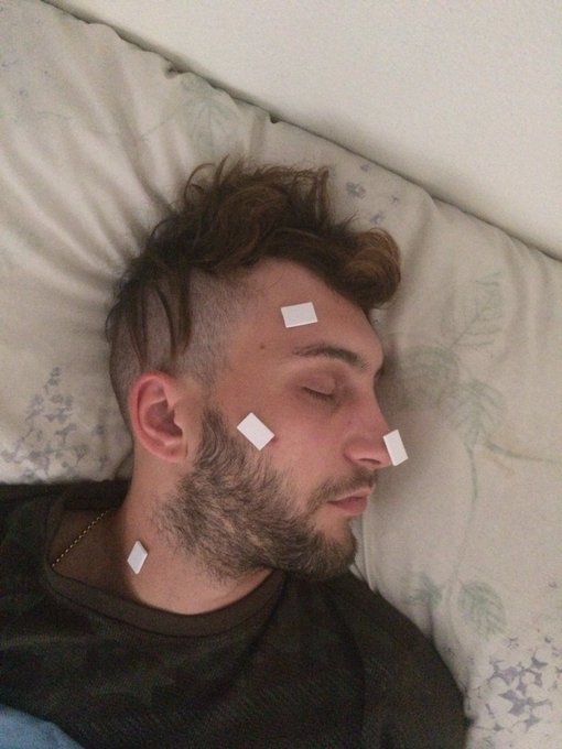 This is what happens when you fall asleep HIGH around your friends. !!  @XJesseXPratherX    LOLOLOL https://t