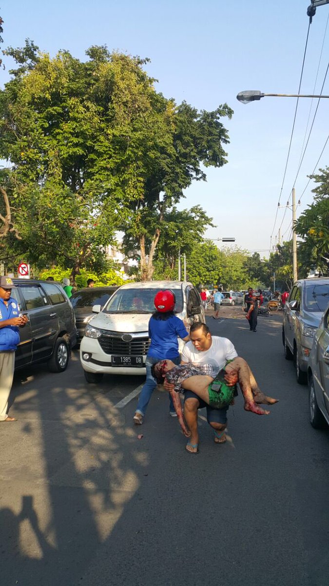 BonaMustar's tweet photo. Info bom meledak di gereja surabaya. Diperkirakan korban jiwa 4 orang....Biadab https://t.co/uo1cVNi9A0