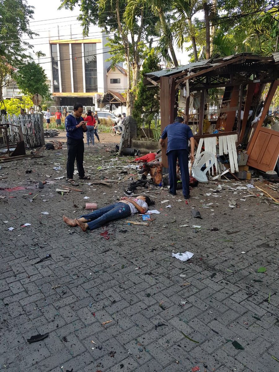 BonaMustar's tweet photo. Info bom meledak di gereja surabaya. Diperkirakan korban jiwa 4 orang....Biadab https://t.co/uo1cVNi9A0