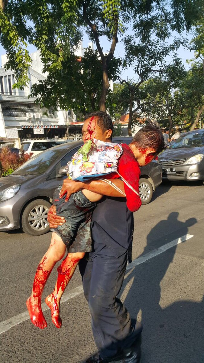 BonaMustar's tweet photo. Info bom meledak di gereja surabaya. Diperkirakan korban jiwa 4 orang....Biadab https://t.co/uo1cVNi9A0