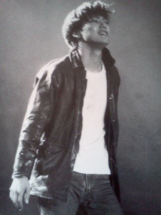 たぁ どなたか尾崎のファッションに詳しい人教えて下さい 着ていた革ジャン ジャケットや履いていたジーンズ つけていたネックレス サングラス 靴 どれか１つでも知ってる人教えて下さい どれか１つでも持っている方 写真をできれば見せて