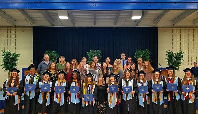 ElizRhoads's tweet photo. The Iota Mu family takes on #Lyco2018 graduation. I am one proud advisor...and big sister.💙☀ https://t.co/KLKXeKjIZW