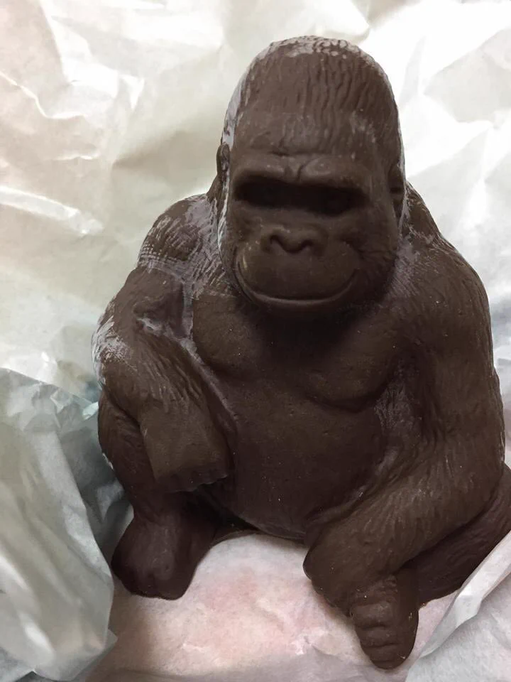 硬すぎるゴリラの形をしたチョコｗ溶かそうとした結果衝撃の結末にｗ