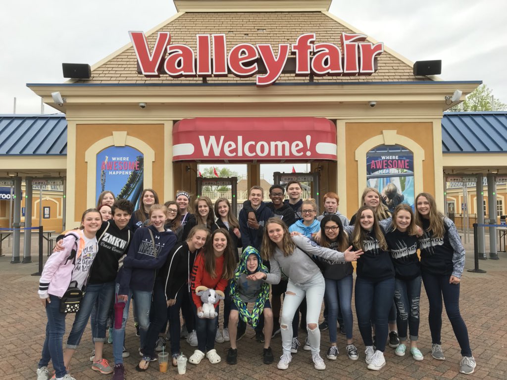 ZMMSChoir's tweet photo. Great Performance in the Park today with some of the 7/8 singers! #Valleyfair @ZMMSChoir @ZMCougars https://t.co/nwKAfTBG2w