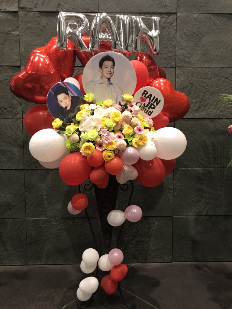 RAIN_JapanCloud's tweet photo. ファンミの一日目、沢山のファンの前で独特な粘土作品(笑)とアクセサリーを作ってファンにプレゼント💕歌は新曲「Gang」も披露❣️
二日目は内容も違うとか？また楽しみです❣️💕
Japan Cloud からのフラワースタンド。@29rain https://t.co/ExmFV2znKH