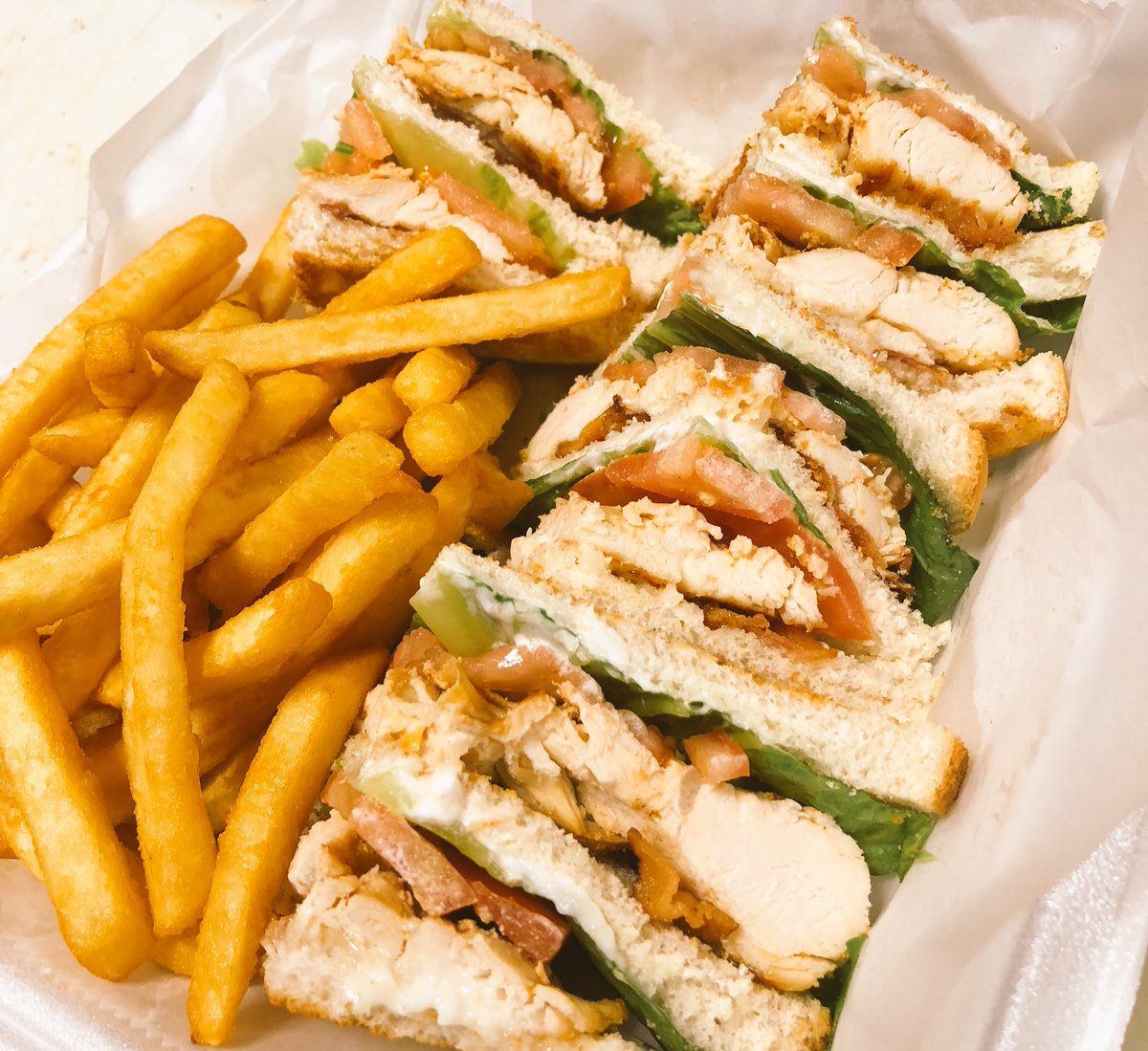 TheUphamsHouse's tweet photo. Grilled chicken club sandwich 🙌🏼 https://t.co/XmpZDaz0MZ