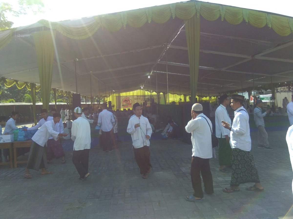 NgajiSedulur's tweet photo. Sedulur Ngaji
Ponpes Langitan Tuban
Kabeh Sedulur Kabeh Makmur
#SedulurNgaji https://t.co/8SUoHjRQEM