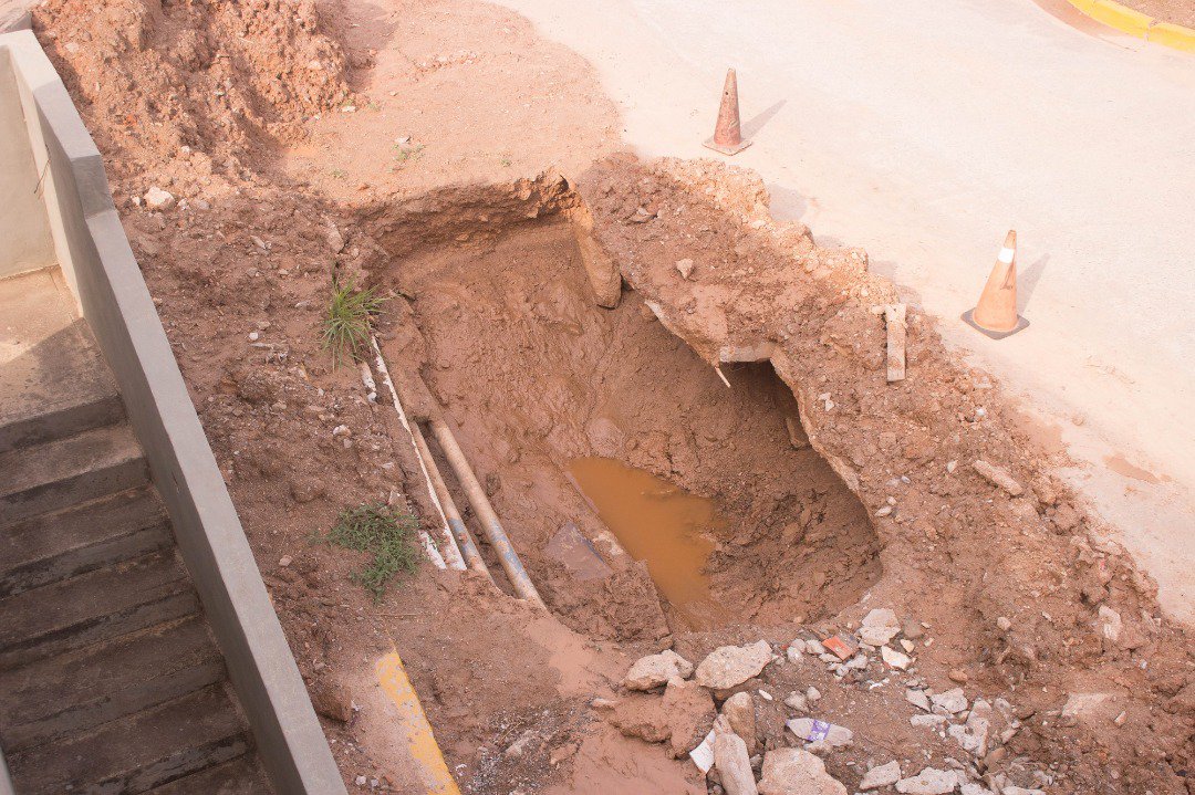 ConjuntoLnh's tweet photo. Vialidad en #peligro, @HIDROCAPITALca @corpomirandavp @HectoRodriguez nos cortan servicio de agua para evitar  que se caiga la calle pero no solucionaron  avería. +1.000 familias sin #agua por no reparar #urgente #nosomoscamellos #elhatillo #sos @eliasayegh #ayuda @ElNacionalWeb https://t.co/kqMGiTeTXC