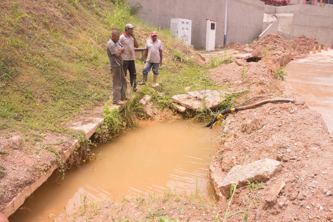 ConjuntoLnh's tweet photo. Vialidad en #peligro, @HIDROCAPITALca @corpomirandavp @HectoRodriguez nos cortan servicio de agua para evitar  que se caiga la calle pero no solucionaron  avería. +1.000 familias sin #agua por no reparar #urgente #nosomoscamellos #elhatillo #sos @eliasayegh #ayuda @ElNacionalWeb https://t.co/kqMGiTeTXC