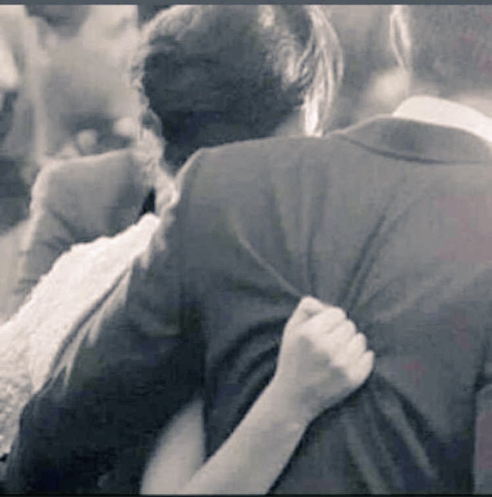 تشدني أنفاسك العطرة
وتجذبني رجولتك المفعمة
كمثلث برمودا آهوى في غياب حبك 
ولا أجد قرارا لذاتي