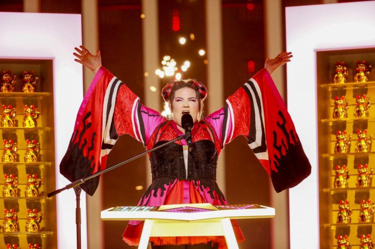 itsJoeMain's tweet photo. One of these is considered #CulturalAppropriation and the other #CulturalAppreciation. The left is tying themselves in knots, as per usual...
#Eurovision #Israel #Netta #NettaToy
#Utah #PromDress #China #Cheongsam https://t.co/KYPHy7UuL6