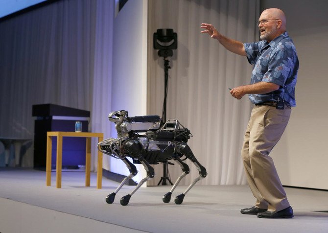 arabnewspk's tweet photo. #BostonDynamics CEO #MarcRaibert said Friday that his company plans to begin selling the dog-like SpotMini #robot next year, likely to businesses for use as a camera-equipped security guard
https://t.co/OQSUCpjeaZ https://t.co/HxlYZmZK5w