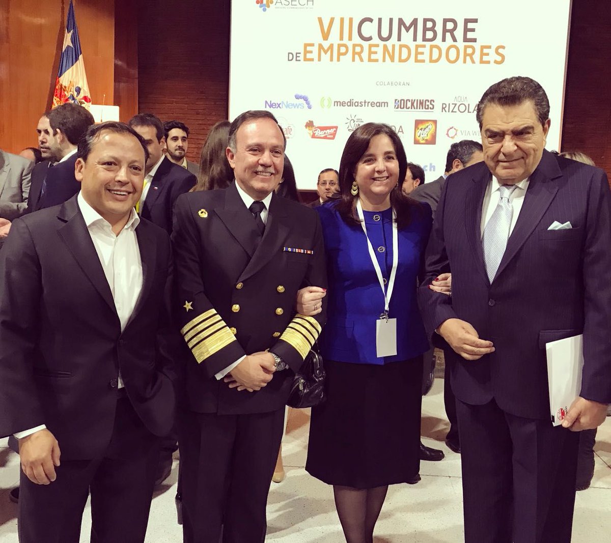 Teleton's tweet photo. En la #CumbreAsech, @DonFranciscoTV recibió el "Permio a la Trayectoria" de parte de la Asociación de Emprendedores en conjunto con la @Armada_Chile, y este reconocimiento se lo entregó el Presidente @sebastianpinera 👏🏼👏🏼🇨🇱 @ASECH_ag https://t.co/t6oOvrjES3
