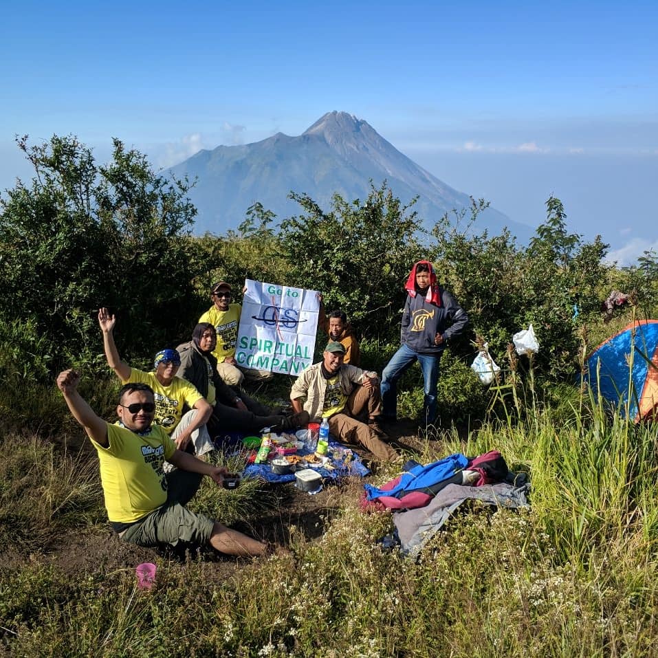 citragamasakti's tweet photo. Menyatu dengan alam dan sekitar merupakan salah satu pilar CGS. Minggu kemarin, tepat 1 hari sebelum terjadinya letusan freatik Gunung Merapi, kami berkesempatan menginjakkan kaki ke Gunung Merbabu untuk lebih bisa mengagumi keindahan alam karunia Yang Maha Pencipta https://t.co/GiH7HVT2KE