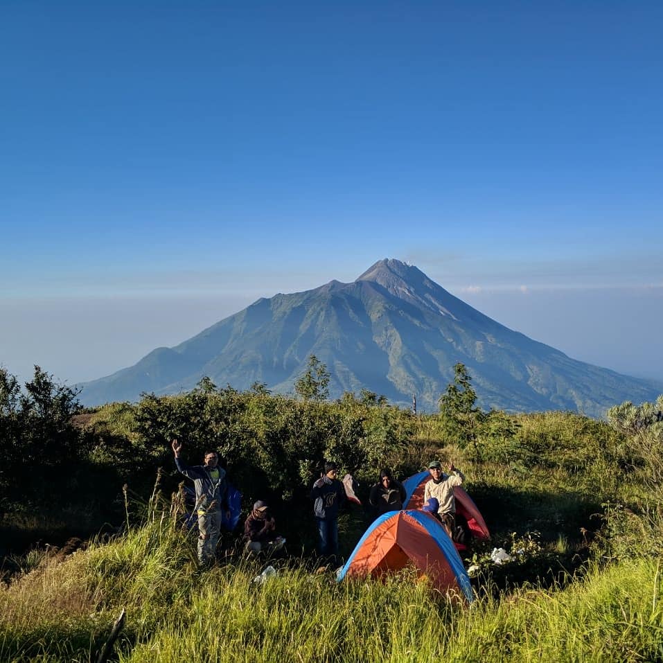 citragamasakti's tweet photo. Menyatu dengan alam dan sekitar merupakan salah satu pilar CGS. Minggu kemarin, tepat 1 hari sebelum terjadinya letusan freatik Gunung Merapi, kami berkesempatan menginjakkan kaki ke Gunung Merbabu untuk lebih bisa mengagumi keindahan alam karunia Yang Maha Pencipta https://t.co/GiH7HVT2KE