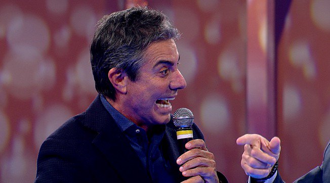 RedeTV's tweet photo. #OCeueoLimite Olha a figura que vem aí! É claro que é o @JoaoKlebereall https://t.co/p2gsc5Kmh7