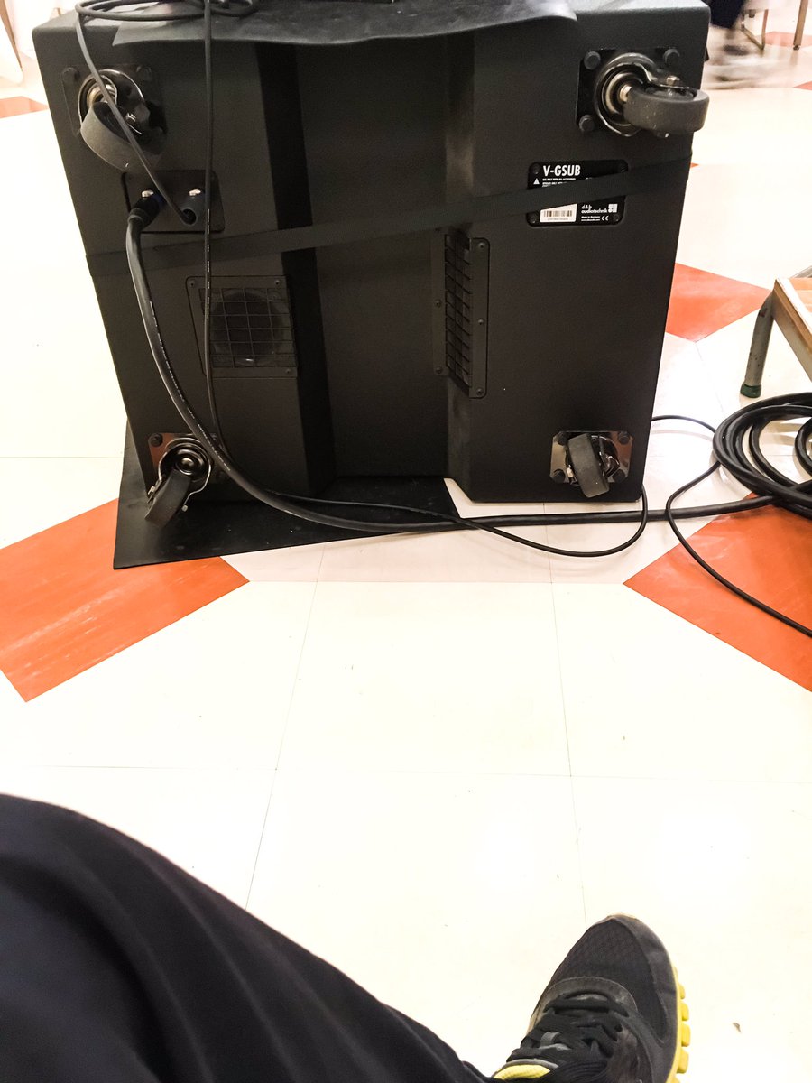 dhra_'s tweet photo. 本日のオペレート、諸事情により
袖オペ、サブウーハ真後ろですがそんなにやり難くない^ ^
1台でも指向性制御のカーディオイドサブの恩恵！
#VSUB #dbaudiotechnick https://t.co/M2bGPH9hsM