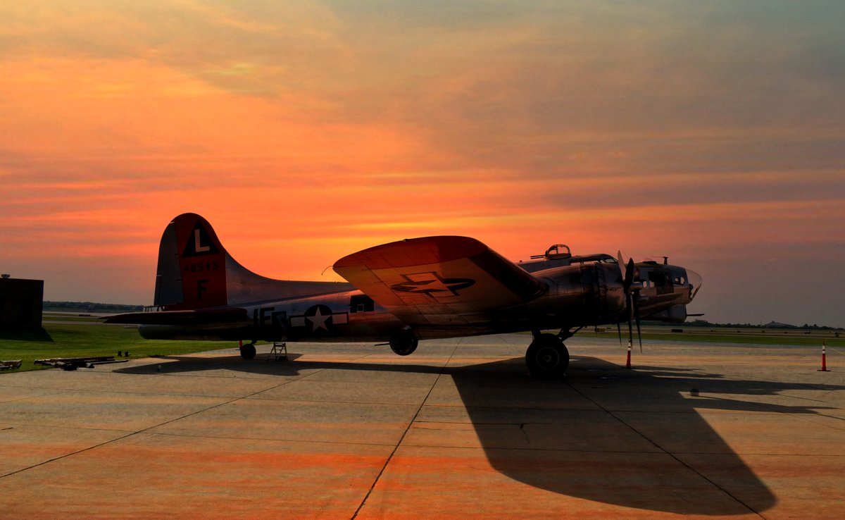 KayakdogOKC's tweet photo. Sunset OKC @WileyPostKPWA  @VisitOKC Boeing B-17, The Mardes Maiden  "Flying Fortress" #airplane #sunset https://t.co/ltzku2fKOq