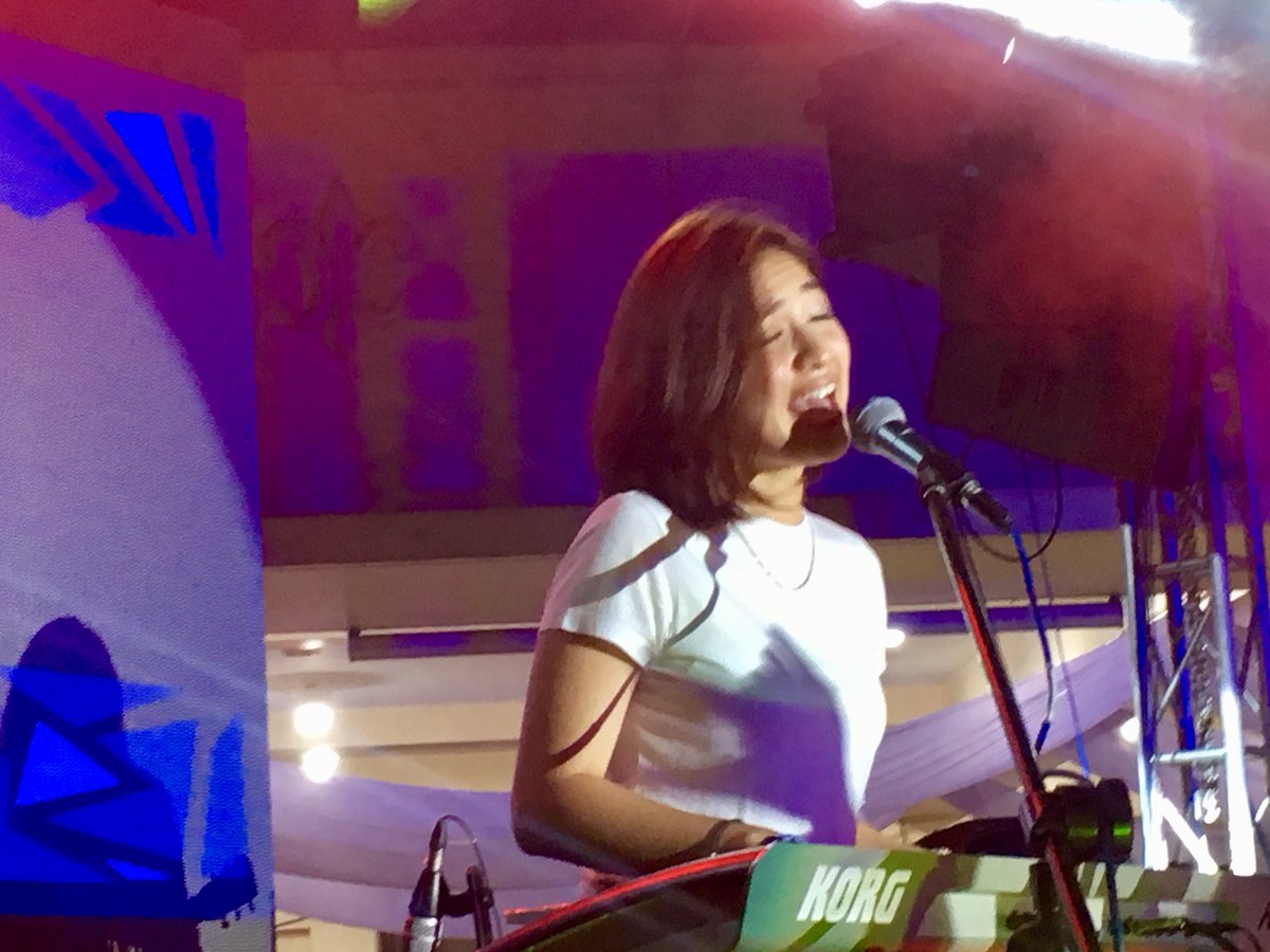 alyanna_apostol's tweet photo. highlight of last night 😍💙 thank you for two straight weekends 😢 @LeanneAndNaara @leannemamonong @naarajoacueza #AtTheAzul https://t.co/xJxqD1poxS