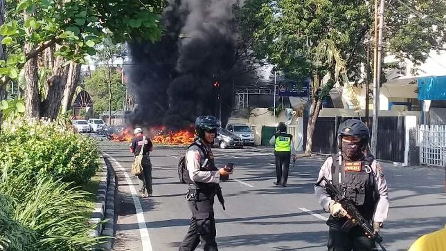 detikcom's tweet photo. Bom Meledak di 3 Gereja di Surabaya https://t.co/SELsLhiVEm https://t.co/FRJYcLfBTQ