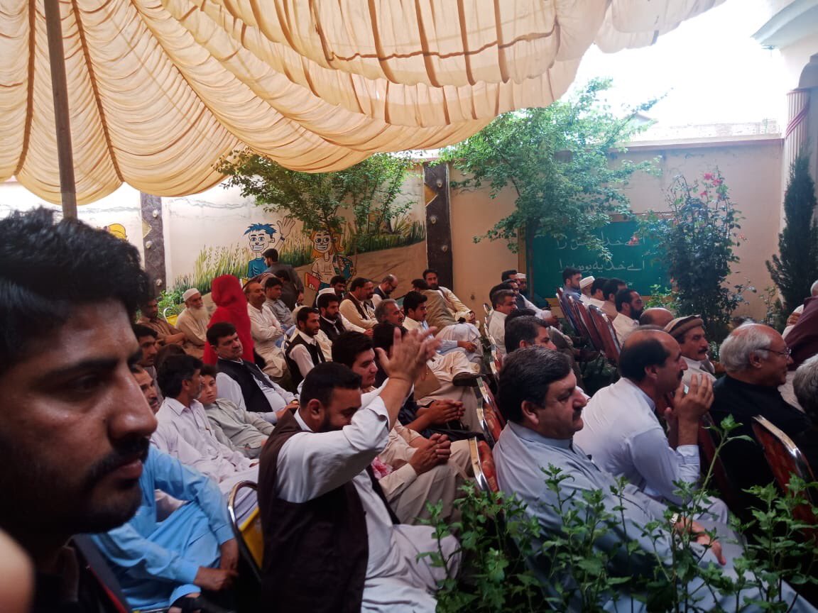 Khadimhussain4's tweet photo. Large number of people watch welcome song and skits by cute children at #CharityShowBaachaKhanSchoolSwat.

#SupportQualityEducation
#SupportBaachaKhanSchools https://t.co/7T74i1aCw2