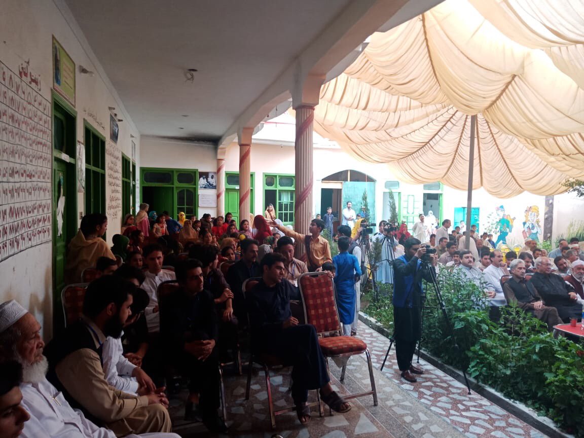 Khadimhussain4's tweet photo. Large number of people watch welcome song and skits by cute children at #CharityShowBaachaKhanSchoolSwat.

#SupportQualityEducation
#SupportBaachaKhanSchools https://t.co/7T74i1aCw2