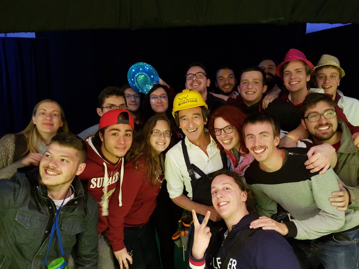 R2_Robotics's tweet photo. Merci Fred pour la photo ! L'année prochaine, on veut Jamy ! #CDR2018 #CDR2019 https://t.co/TO0fFliGdn