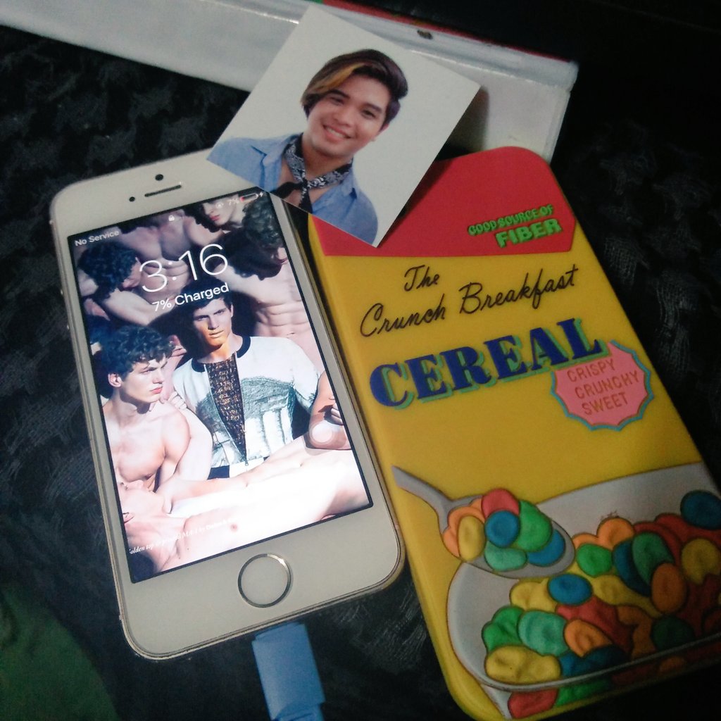 MegArzi's tweet photo. TWITTER DO YUR THENG!!!
Hi may napulot kaming iPhone sa taxi sa may Caloocan RETWEET niyo para malay mo makita ito ni kyah or ni mumsh para masabi ko na ang ganda ng wallpaper niya HAHAHAHA #FoundiPhone https://t.co/YaD72mhgNM