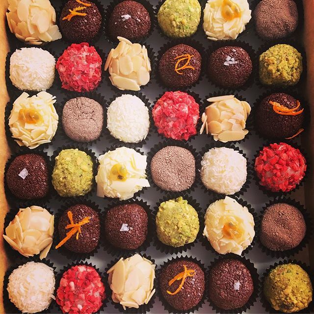 LondonBrigs's tweet photo. Selection box of delight 😍 #brigadeiros #chocolate #partytreats #braziliansinlondon #brasileirosemlondres #braziliantreats https://t.co/RYkw7ny3qu https://t.co/1xaOH4Yzb9