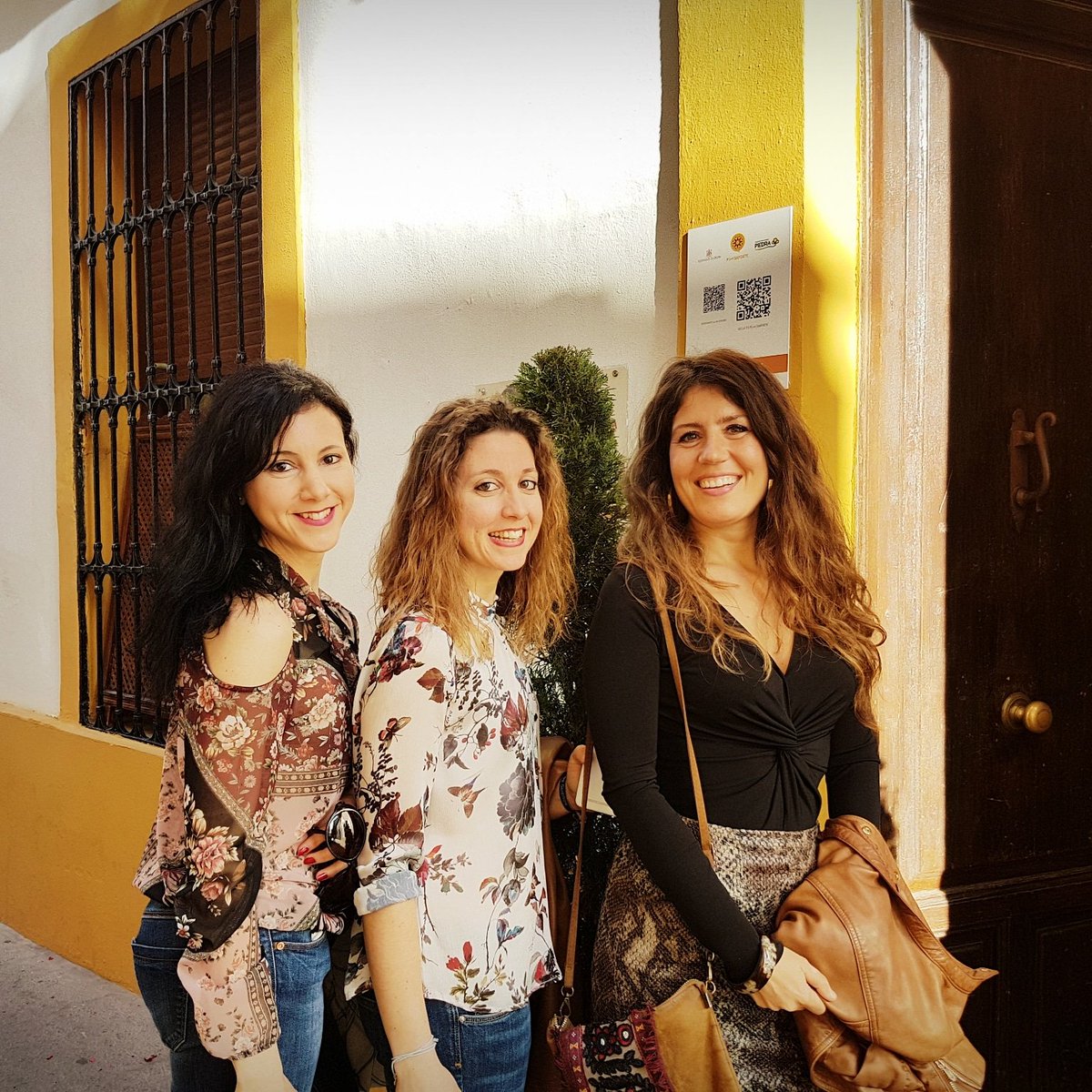 pappsaporte's tweet photo. En estos días se ha dado a conocer la nueva app #pappsaporte, también personalmente, como a este grupo de amigas que les encantó. Les pareció útil para localizar los Patios y fácil de usar. 😉 https://t.co/oCgj2tQI35